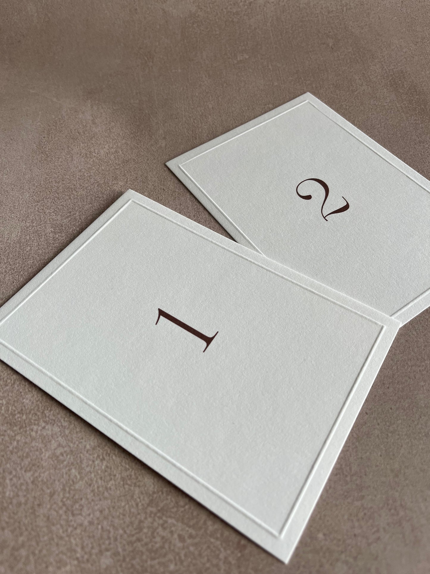 Numéros de table Aurora avec embossage