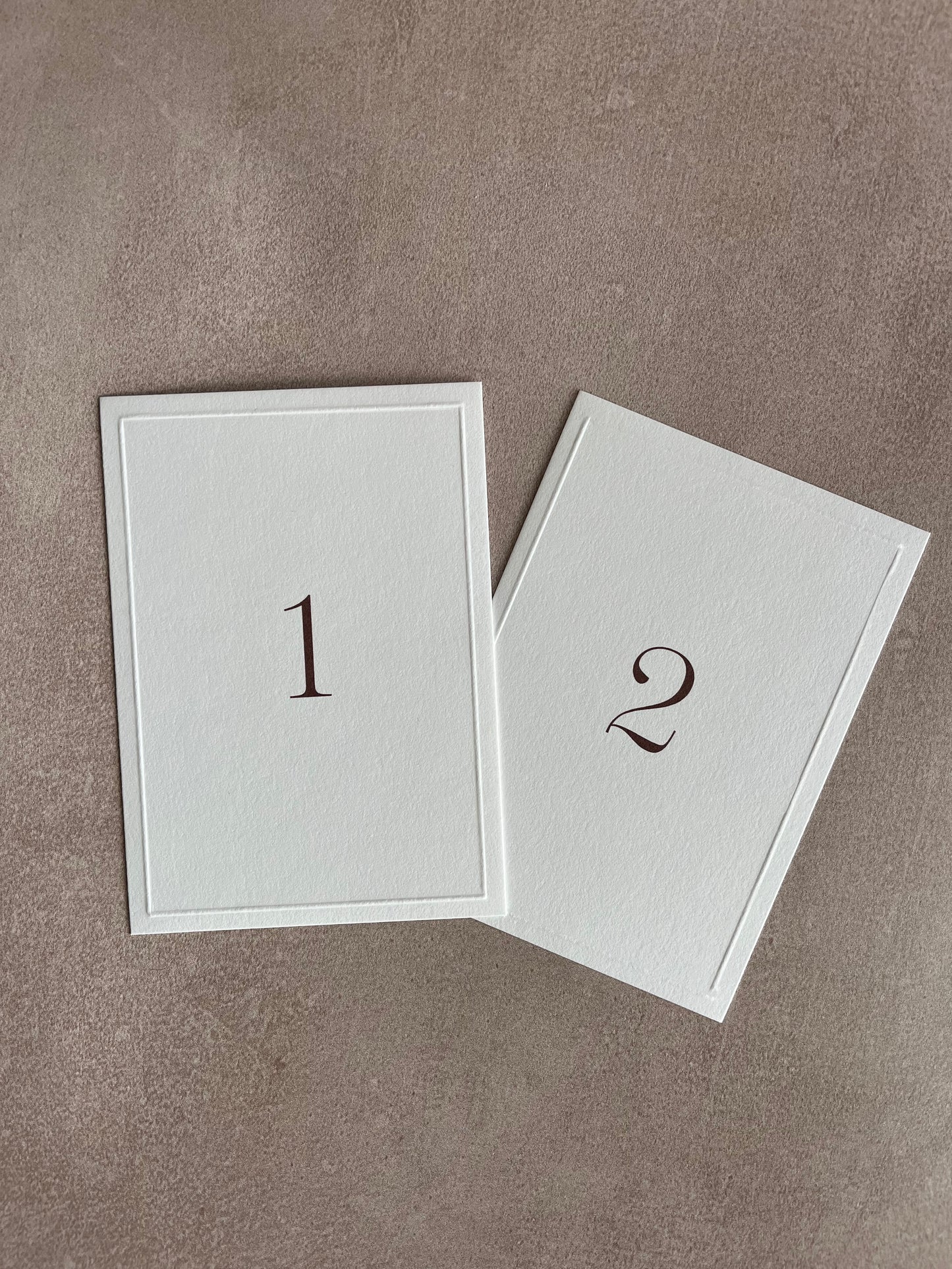 Numéros de table Aurora avec embossage